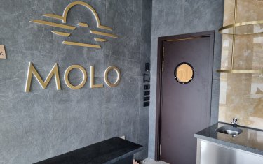 Dveře SAPELI kyvné v rámové zárubni s vysoce odolnou povrchovou úpravou HPL