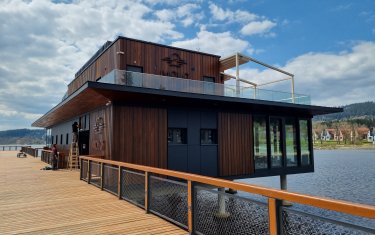 Restaurace MOLO Lipno na pilířích nad jezerem realizaci vnitřních dveří SAPELI