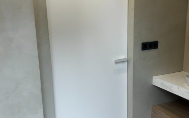 Dveře SAPELI Elegant 10 Premium bílá ve skryté zárubni JAP, černá klika Grifwerk