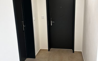 Vchodové dveře Elegant CPL Antracit včetně ocelové zárubně pro dodatečnou montáž, kování na kód, do apartmánů Relax Třeboň