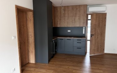 Vnitřní dveře Elegant CPL dub sukatý včetně obložkové zárubně, rigidní vinylová podlaha Experto 