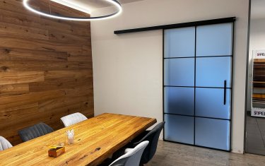 Industriální posuvné celoskleněné dveře 