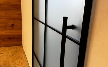 Industriální posuvné celoskleněné dveře 