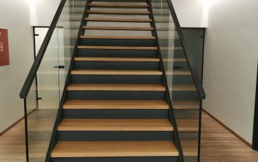 Kompletní schodiště včetně skleněného zábradlí, galerie a kancelářských stěn