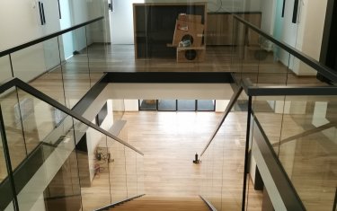 Kompletní schodiště včetně skleněného zábradlí, galerie a kancelářských stěn