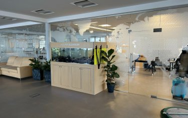 Celoskleněná stěna do kanceláře včetně grafického polepu