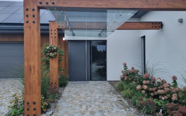 Skleněná stříška nad vchodové dveře