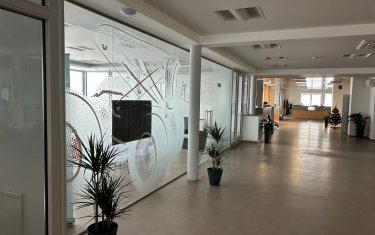 Celoskleněná stěna do kanceláře včetně grafického polepu