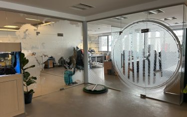 Celoskleněná stěna do kanceláře včetně grafického polepu