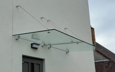 Skleněná stříška nad vchodové dveře