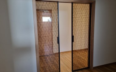 Celoskleněné posuvné dvoukřídlé dveře do pouzdra