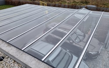 Skleněná střecha nad parkovištěm pro automobily