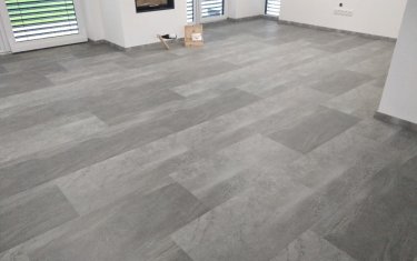 Laminátová plovoucí podlaha.