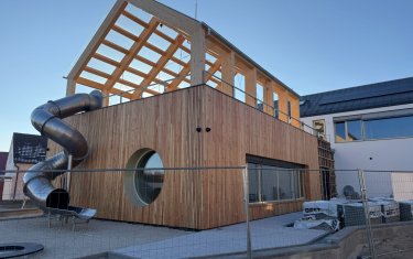 Dodávka přírodní linoleum Gerflor Marmoleum do dřevostavby nové školky v Plané u Č. Budějovic.