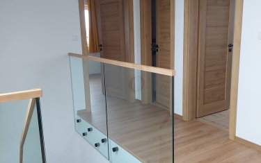 Skleněné zábradlí, terče, madlo dub